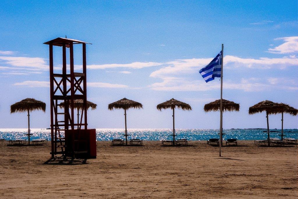 Krit letovanje avionom Ležaljke na plaži Elafonisi na Kritu u Grčkoj