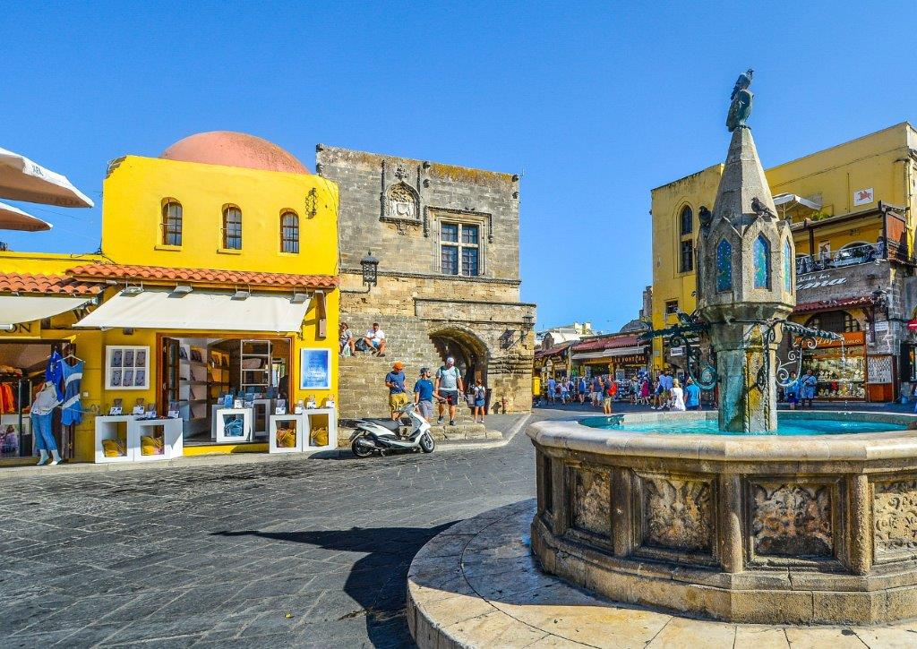 Glavni gradski trg u Rodosu u Grčkoj